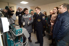 М.Д. Кривелев демонстрирует работу Технологической установки ДВГ 200х125 с ПГ