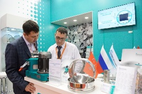 "ВИБРОТЕХНИК" представил комплекты сит на выставке "MiningWorld Russia - 2018" в Москве.