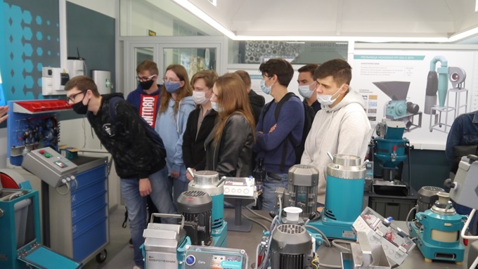 Делегация студентов Санкт-Петербургского горного университета в лаборатории технических испытаний «ВИБРОТЕХНИК»