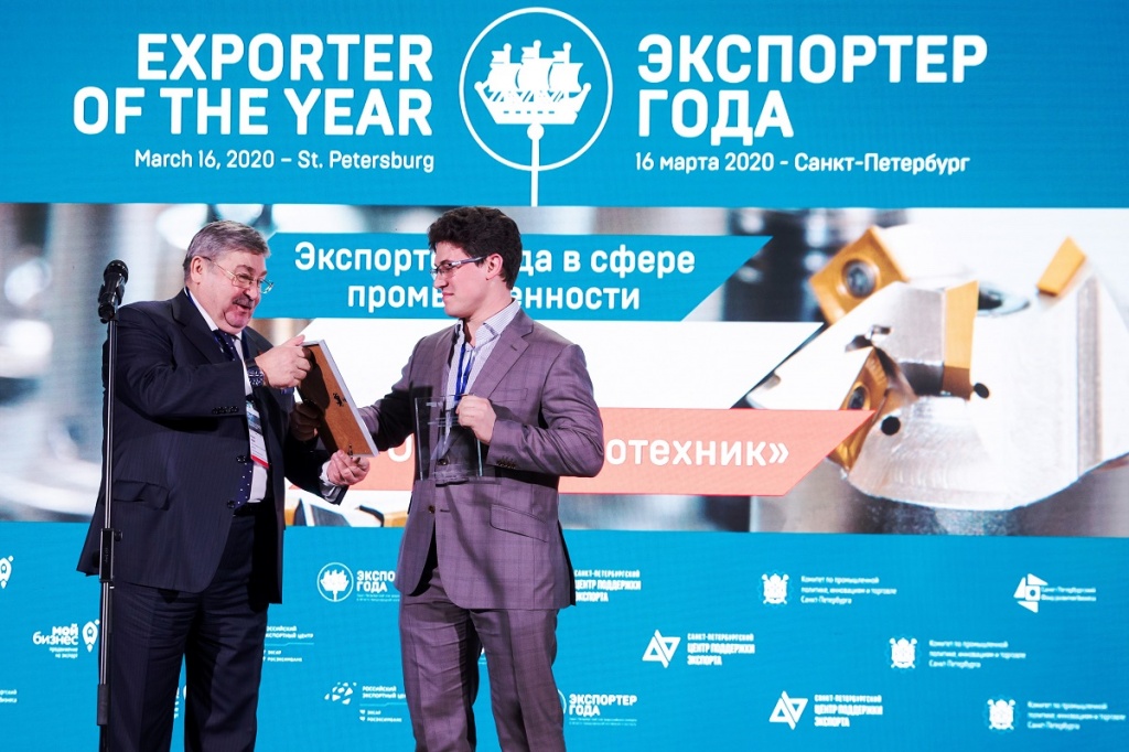 Заместитель директора ООО «ВИБРОТЕХНИК» М.Д. Кривелев получает награду конкурса «Экспортер года»